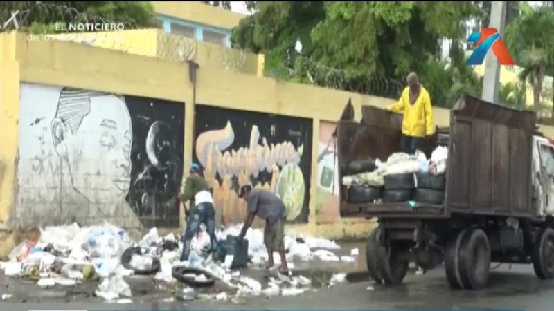 Miembros de colegio denuncian que lanzan basura a su edificio - Antena 7