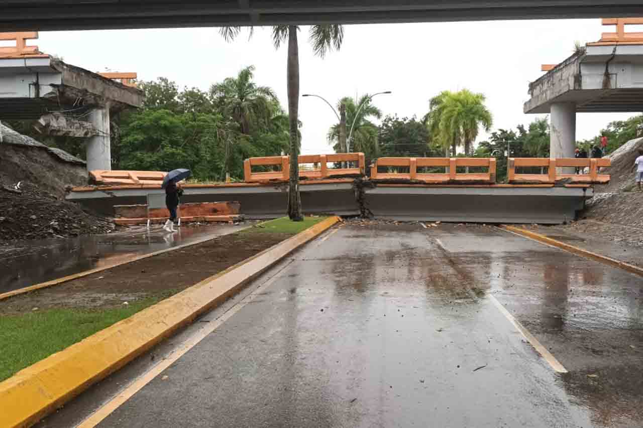 Cae puente vehicular en la entrada de La Vega - Antena 7