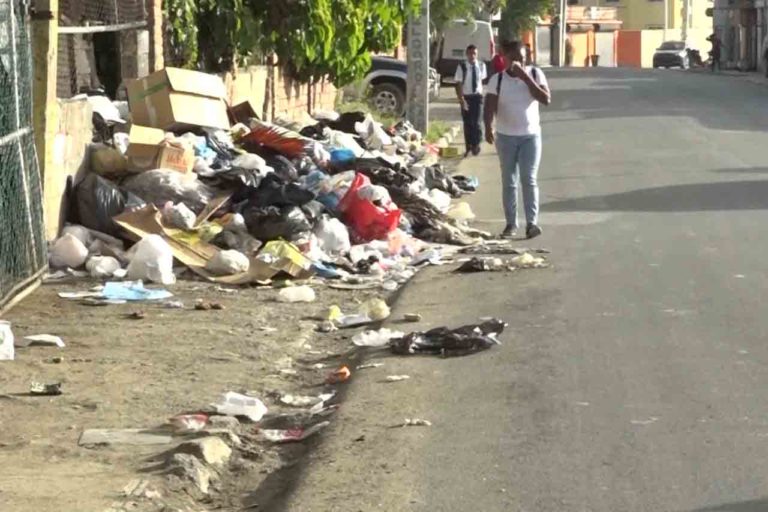 Quejas por la basura en Los Alcarrizos - Antena 7
