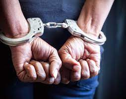 Arrestan a un alguacil vinculado con asesinato frente al Palacio de Justicia de SFM