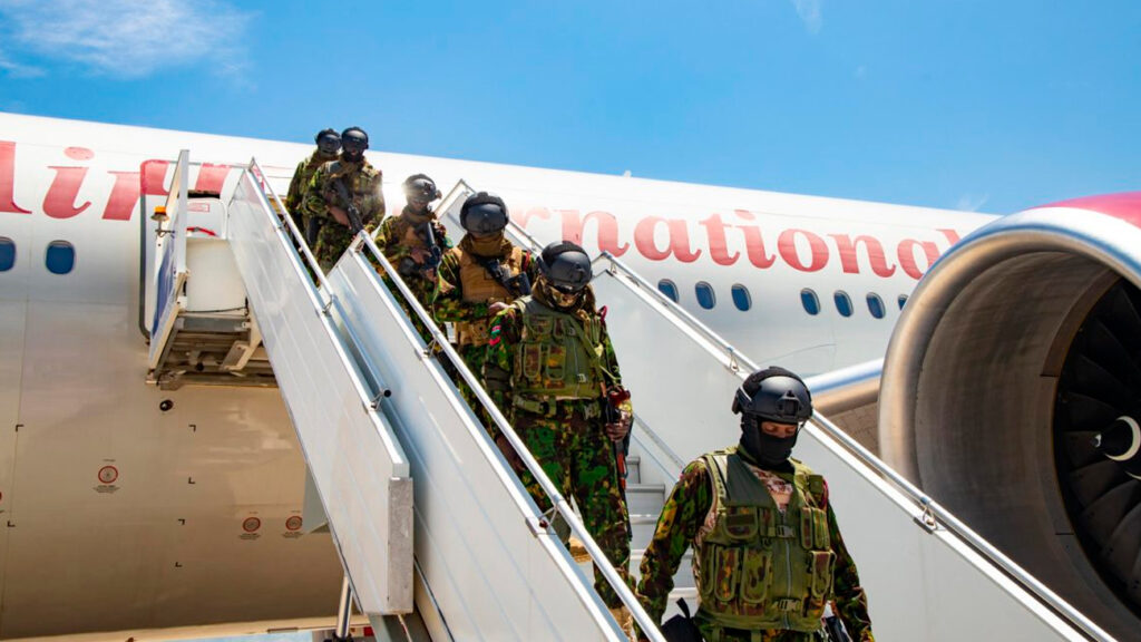 El contingente fue recibido en la pista del aeropuerto por una delegación de policías kenianos que ya se encontraban en el país.