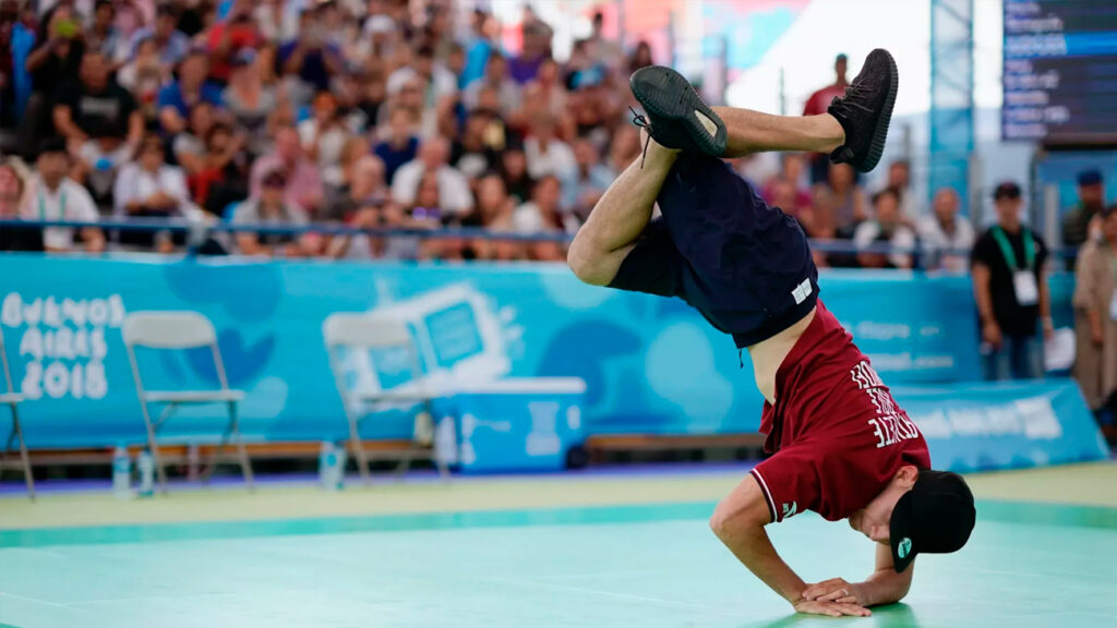 Utilizando movimientos como los 'windmills', el '6-step' y las congelaciones, los atletas adaptarán y improvisarán al ritmo de los DJ para impresionar a los jueces y aspirar a ganar las primeras medallas olímpicas en esta disciplina dinámica y altamente técnica.