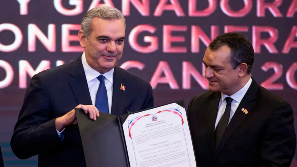 Abinader, reelegido para un segundo y último mandato de cuatro años con el 57,45 % de los votos