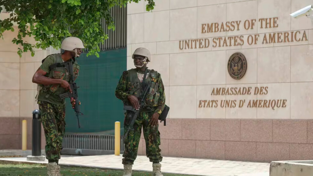 Policías kenianos montan guardia afuera de la embajada de Estados Unidos en Puerto Príncipe, Haití.