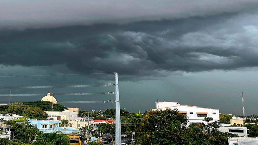 Hoy se observó gran nubosidad sobre el sur y sureste de República Dominicana debido a la influencia de la onda tropical número 18 y los efectos de una vaguada.