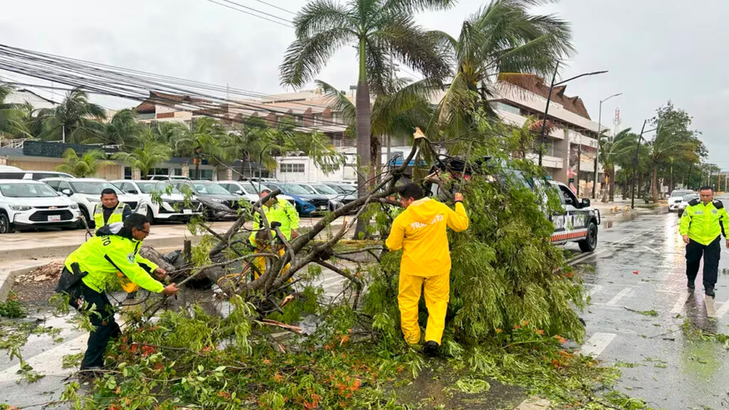 Las altas temperaturas tras la tormenta representan una amenaza adicional para los residentes sin electricidad.