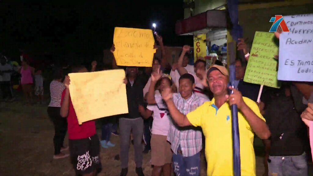 Comunitarios denuncian el mal estado de las calles en Villa Mella ...