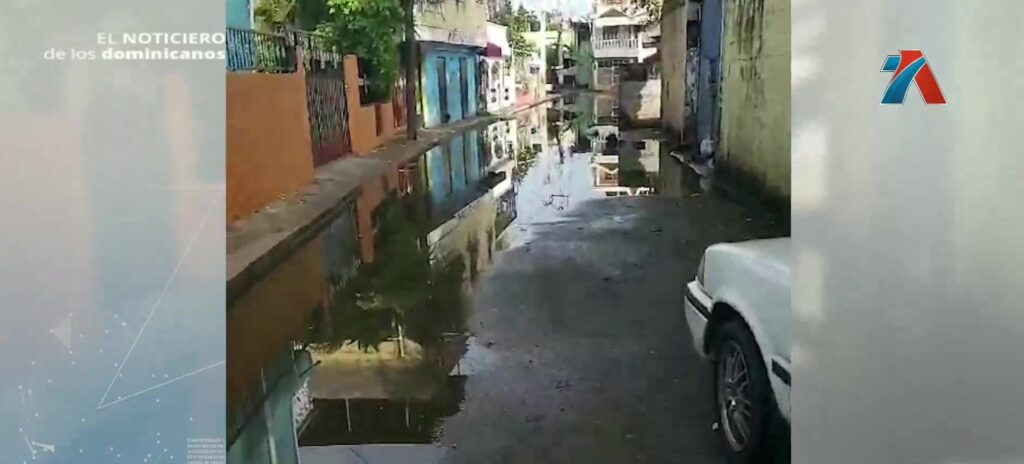 Aguas residuales se adueñan de las calles de Villa Faro - Antena 7