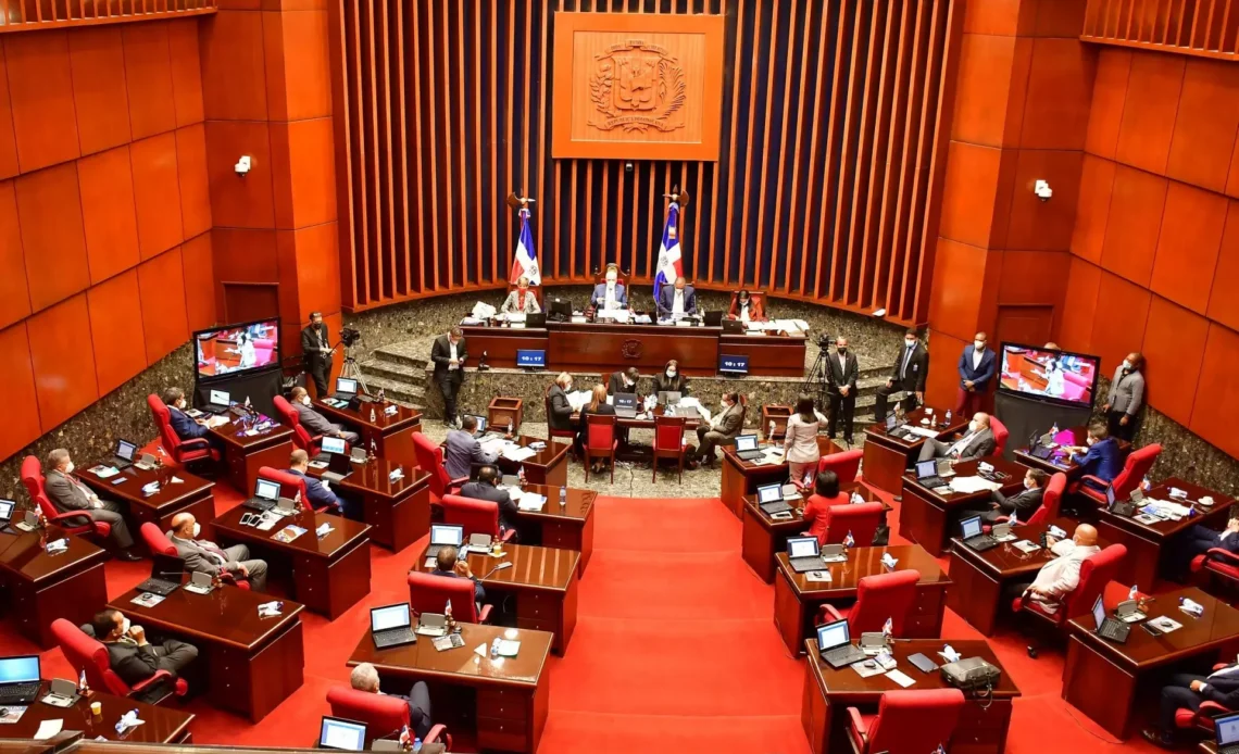 Senado aprueba en segunda lectura reforma laboral sin tocar beneficios de cesantía