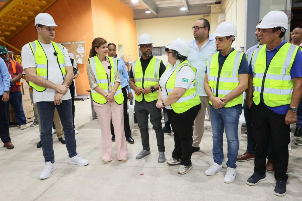 La vicepresidenta Raquel Peña supervisa distribución de utilería escolar