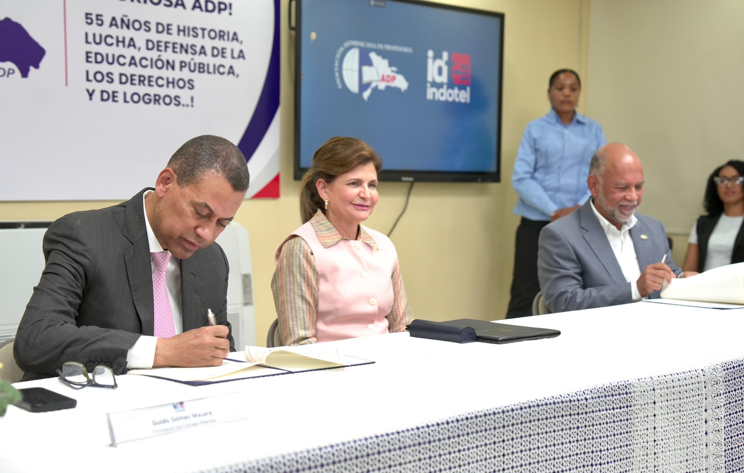 Profesores recibirán 1,444 becas de formación tecnológica media y avanzada
