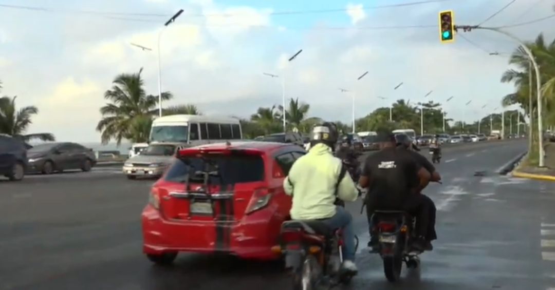 Tránsito congestionado en autopista 30 de Mayo por reinicio clases