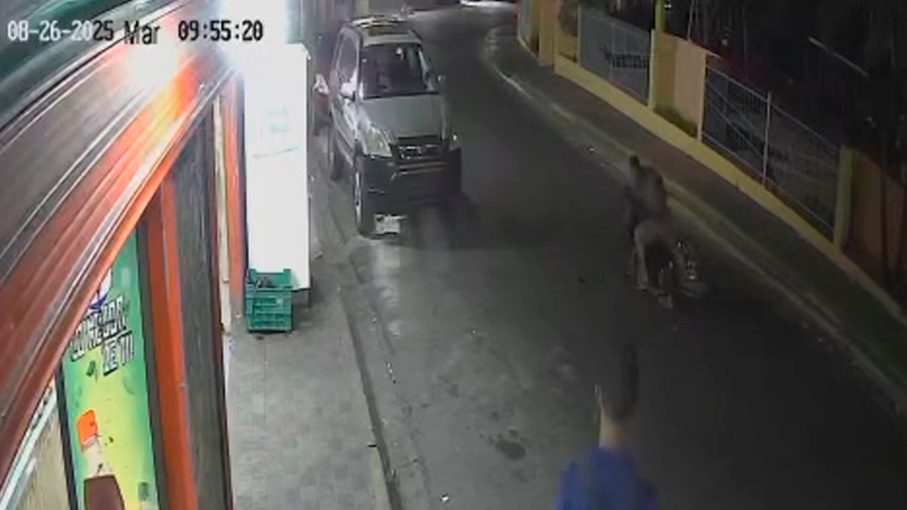 Tras arrebatar celular a joven que esperaba transporte, atracadores se deslizan en motocicleta