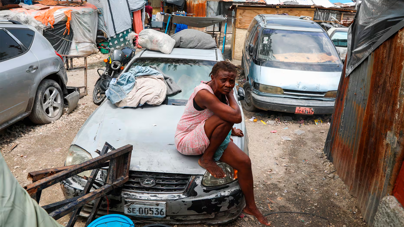 Desplazados haitianos regresan a casas destruidas tras retiro parcial de pandillas