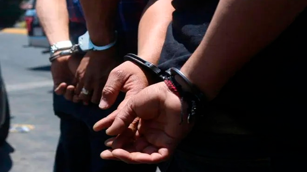Detienen a dos hombres con pistola de aire comprimido y motocicleta ocupada en Puerto Plata