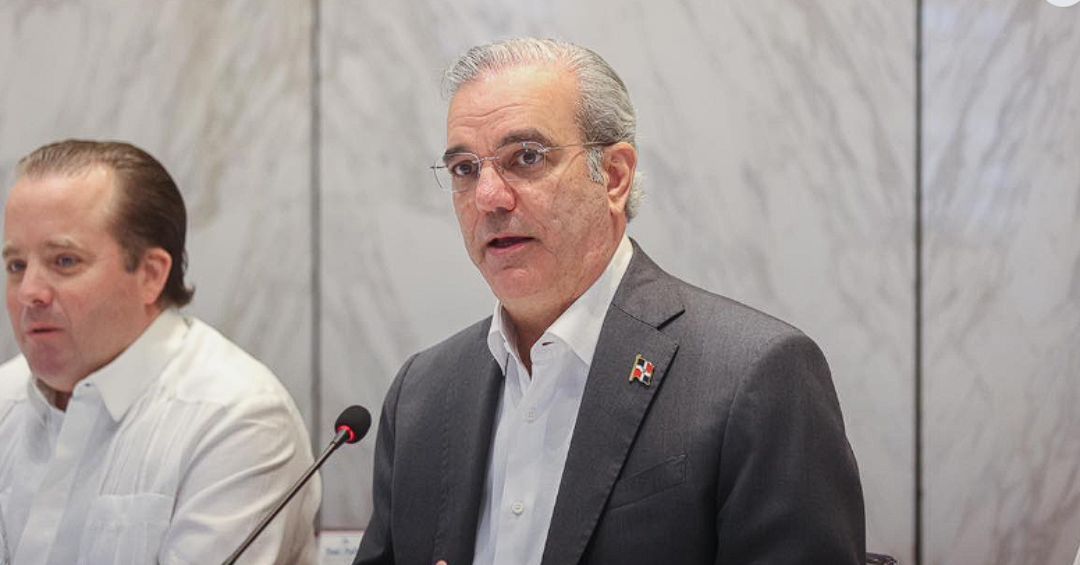 Abinader reconoce labor y felicita a periodistas en su día nacional