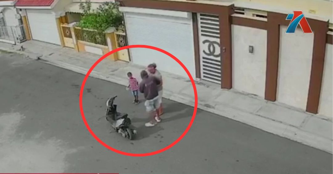 Cámara graba asalto a mujer frente a niño en Baní