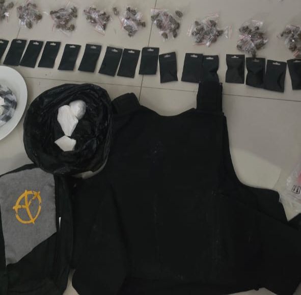 Policía Nacional ocupa más de 3,000 gramos de drogas, chaleco antibalas y balanzas durante allanamiento en El Seibo
