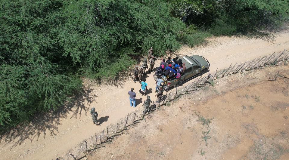 Un grupo de 21 haitianos indocumentados fue detenido durante operativo con drones realizado en Mao