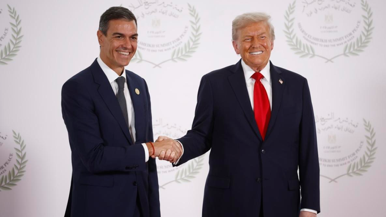 Pedro Sánchez sorprende con su reacción ante el saludo dominante de Trump