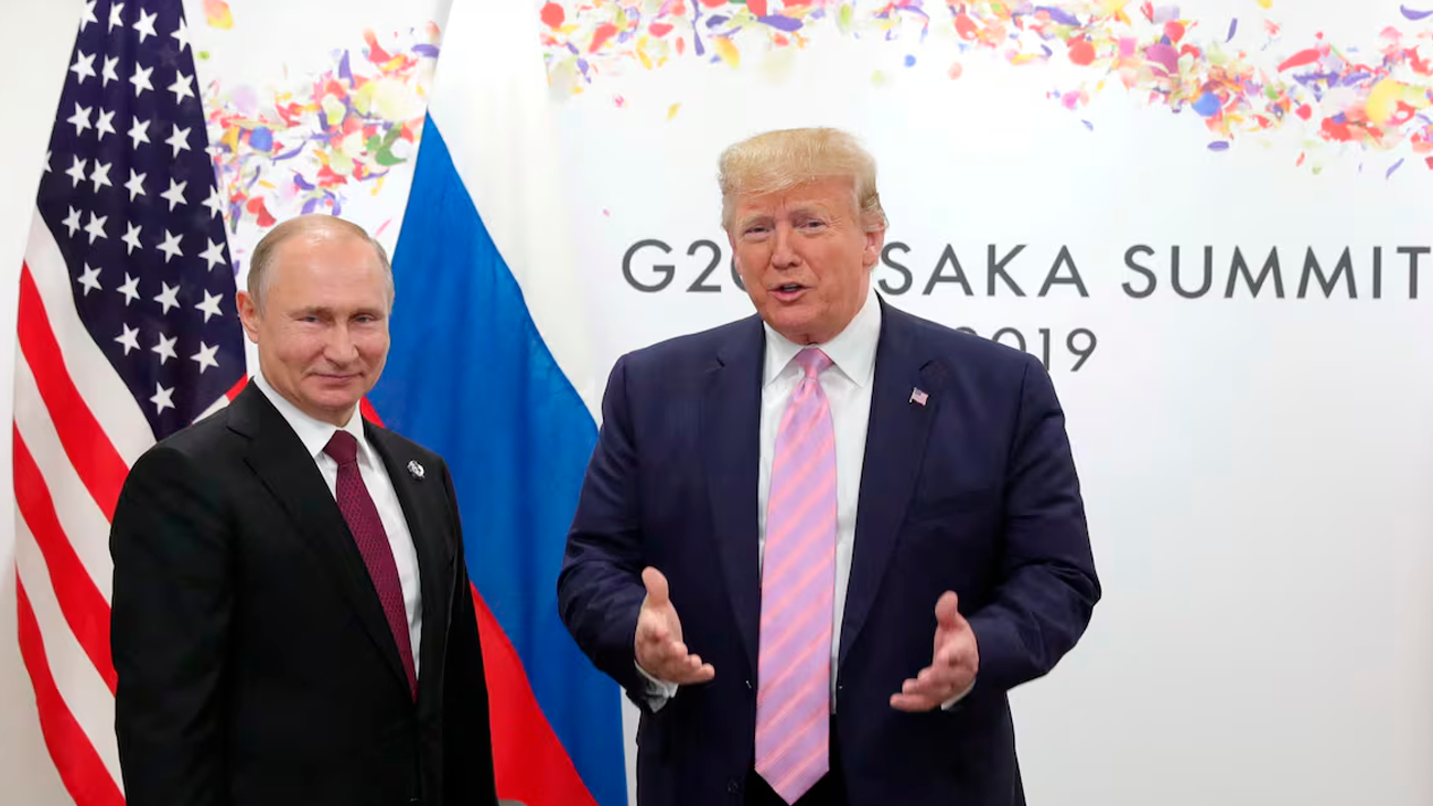 Trump y Putin mantienen una larga conversación en medio de nuevas tensiones por Ucrania