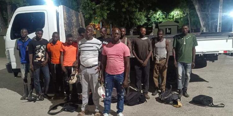 Ejército detiene 10 nacionales haitianos en condición migratoria irregular en Bahoruco
