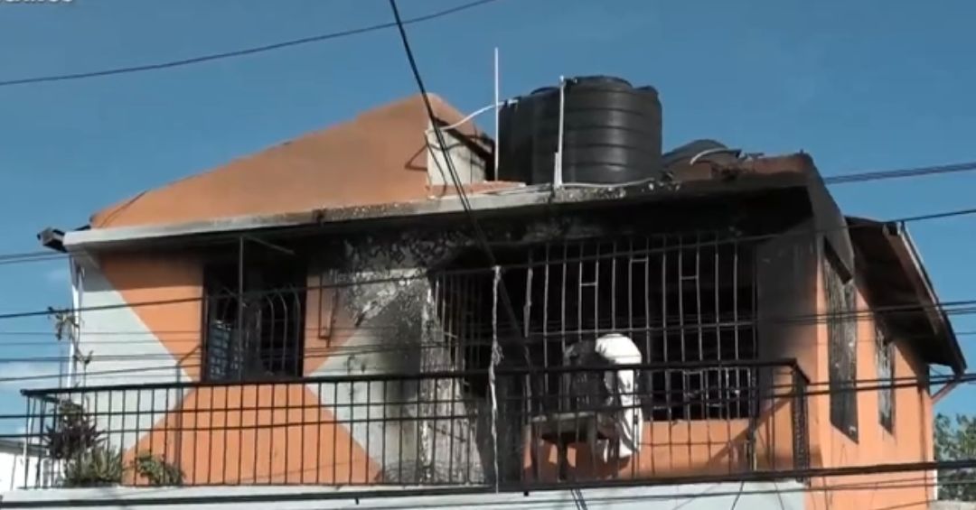 Santo Domingo Este: Hombre incendia casa donde vivía con su expareja tras ruptura