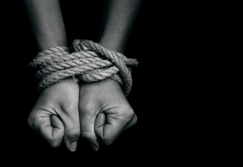 Policía rescata a mujer secuestrada y arresta a dos sospechosos durante persecución en Montecristi