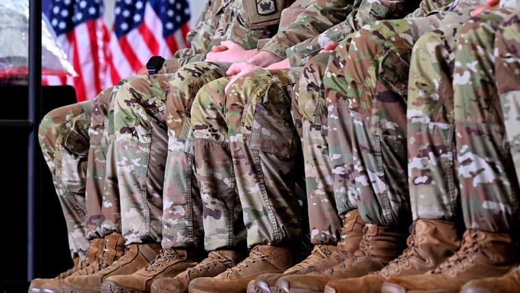EE.UU. eleva edad de alistamiento a 42 años y flexibiliza reglas por marihuana