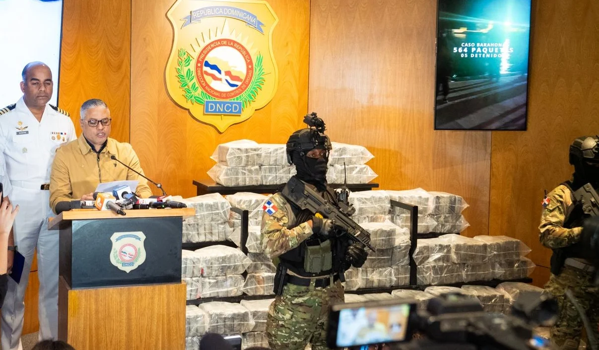 DNCD incauta 564 paquetes de presunta cocaína y arresta cinco hombres frente a Barahona