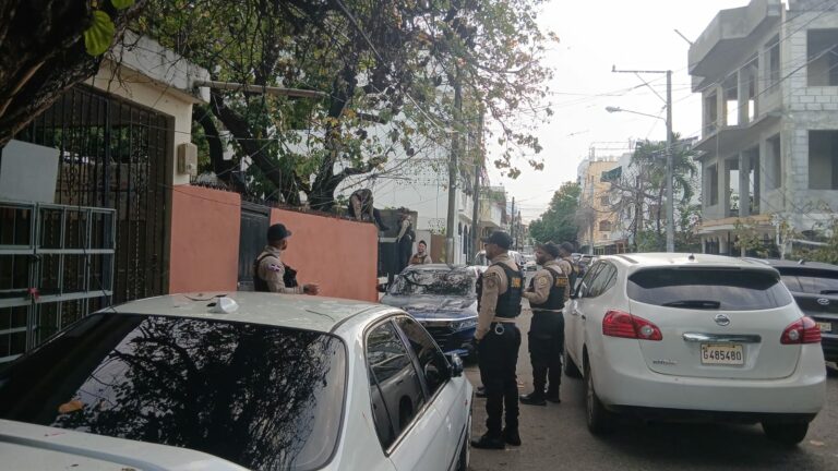 DNCD desmantela punto de drogas en el DN; arrestan cinco hombres y ocupan armas