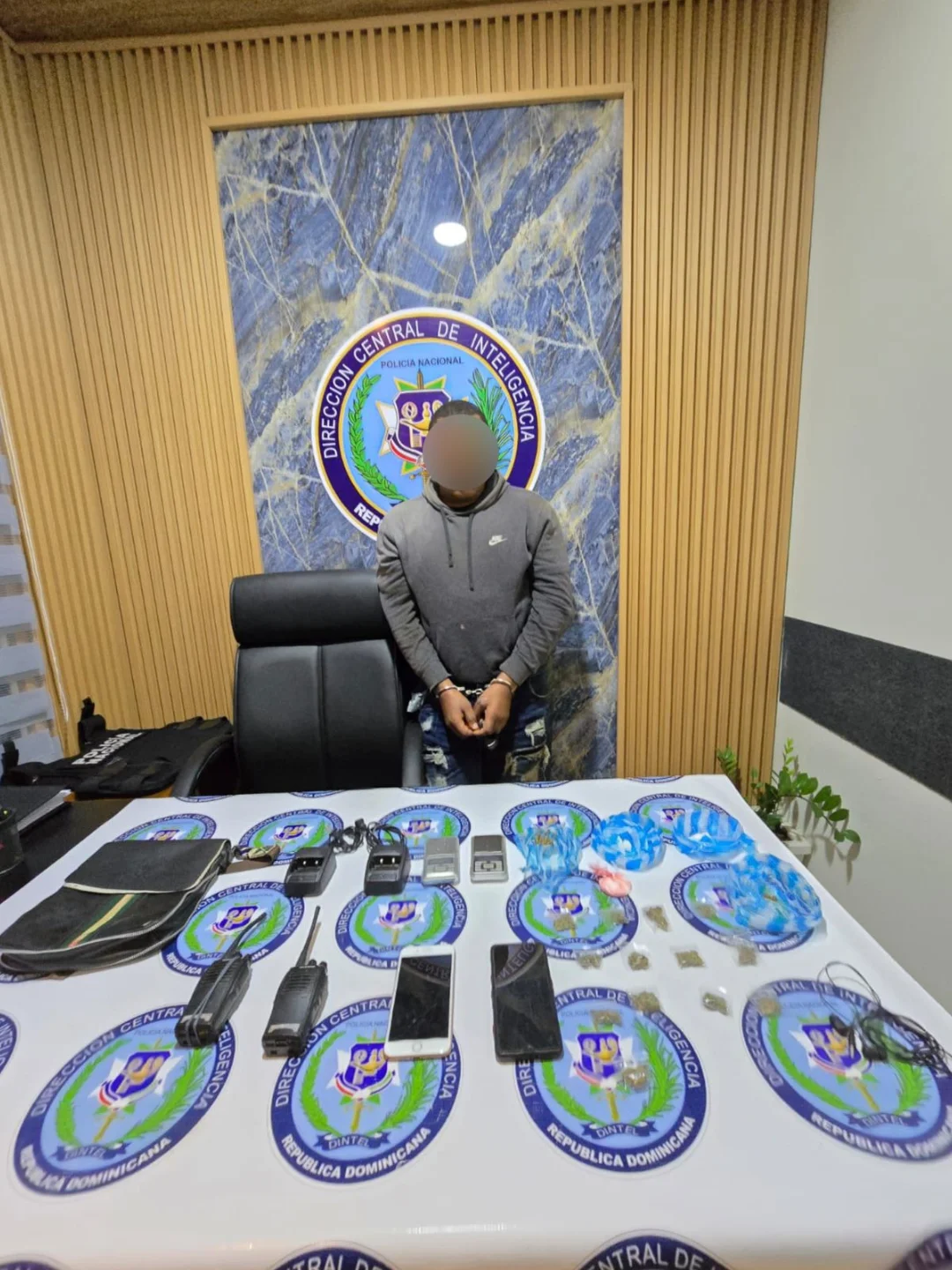 Policía Nacional ocupa drogas y equipos de comunicación en operativo en La Vega; un hombre detenido