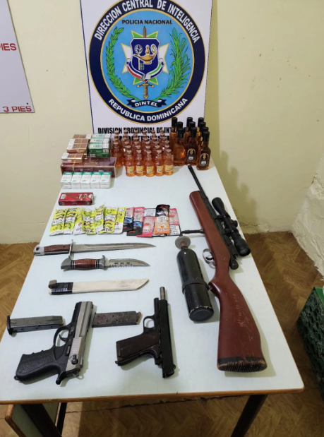 Ocupan armas, contrabando y detienen a tres personas en Montecristi
