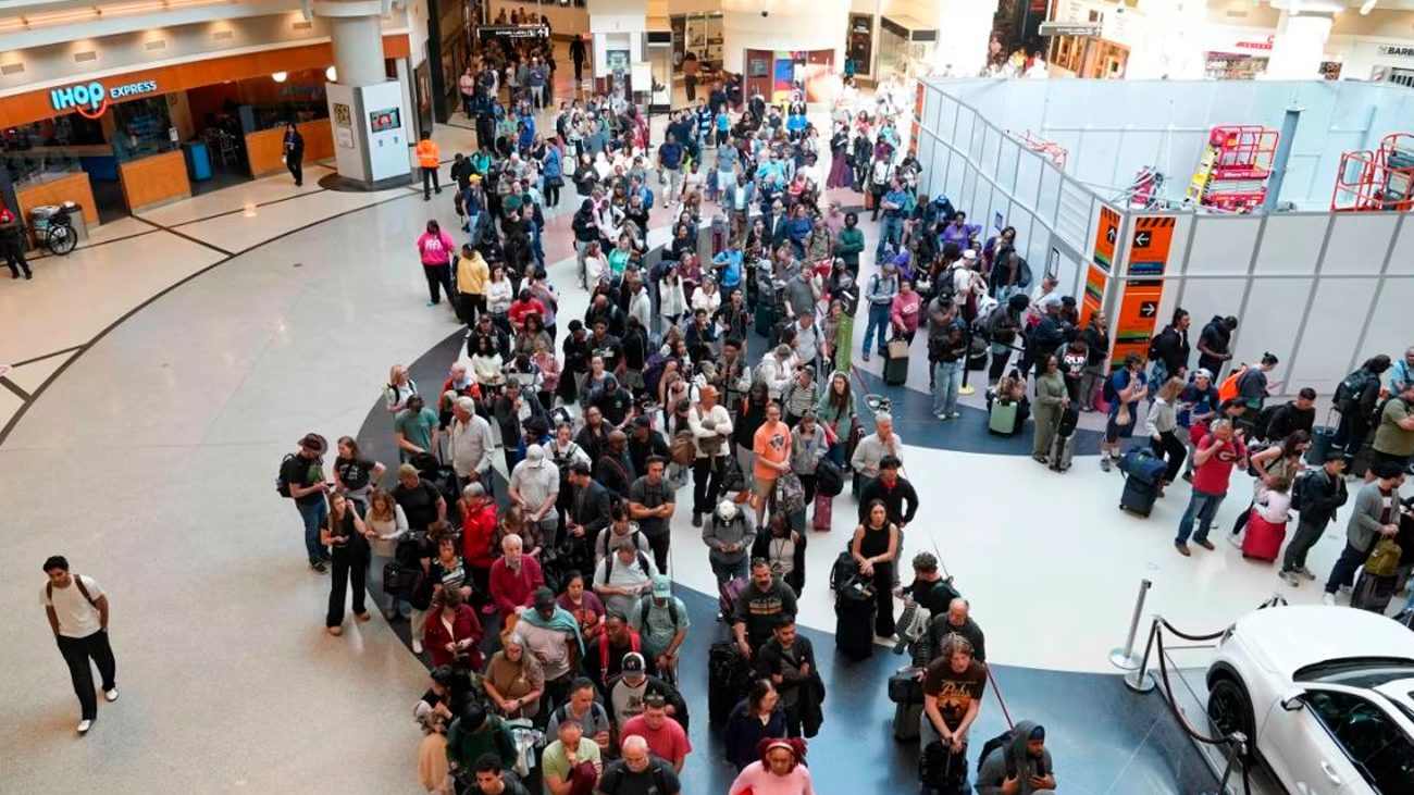 Despliegan agentes migratorios en aeropuertos de EE.UU. para agilizar filas