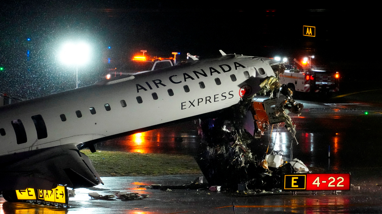 Momento exacto en que vuelo AC8646 de Air Canada choca con camión de bomberos