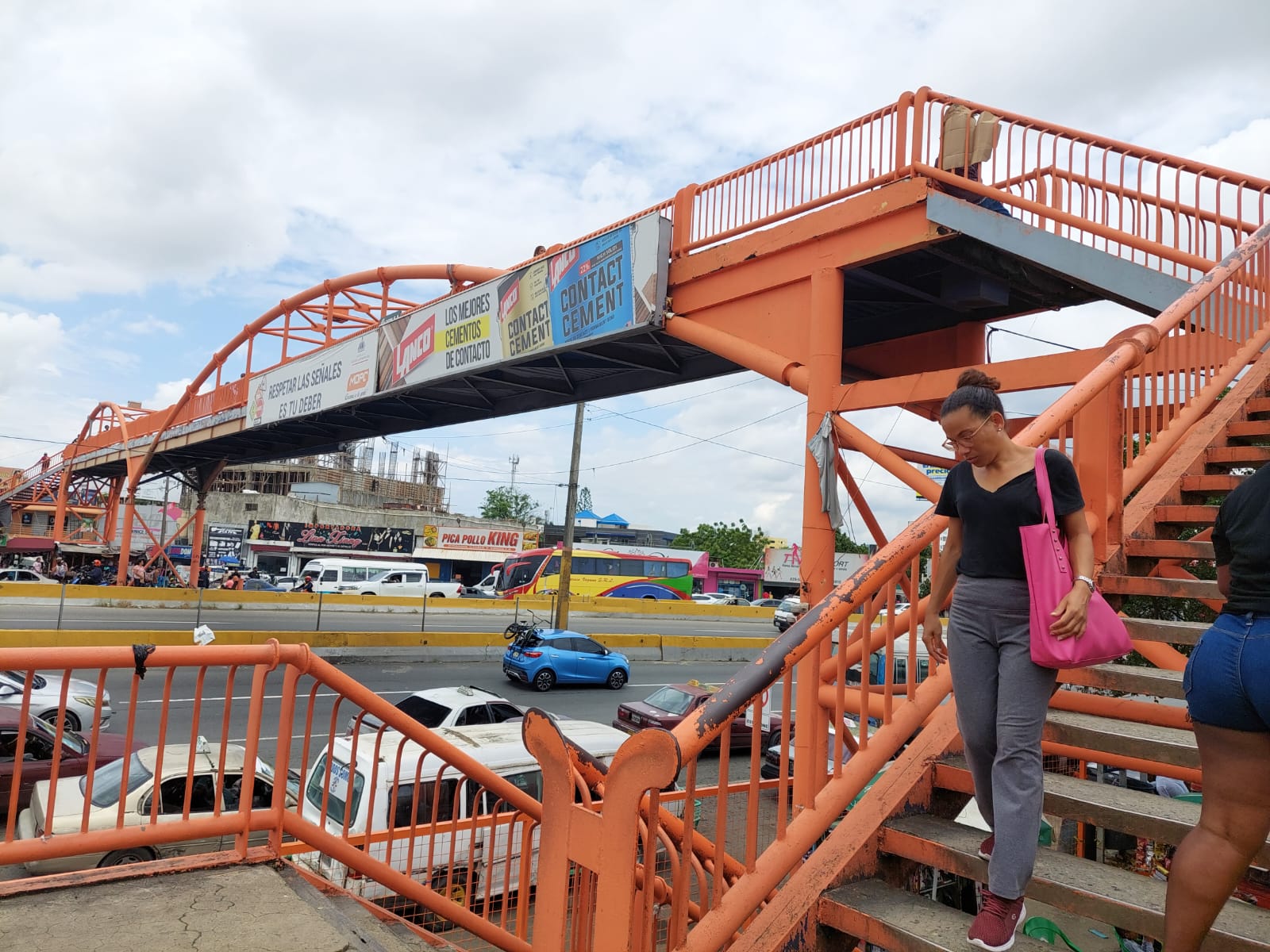 MOPC cerrará tramo de la autopista Duarte por retiro de puente peatonal en el km 9 durante la noche del domingo