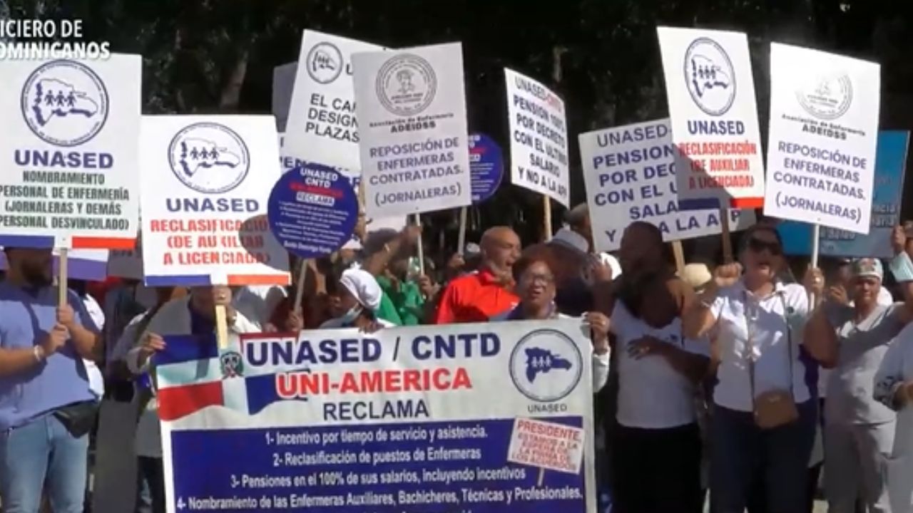 Enfermeras inician piquete frente al Palacio Nacional por incrementos salariales pendientes