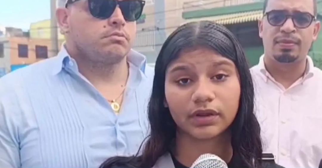 Joven espera arresto de policía por agresión