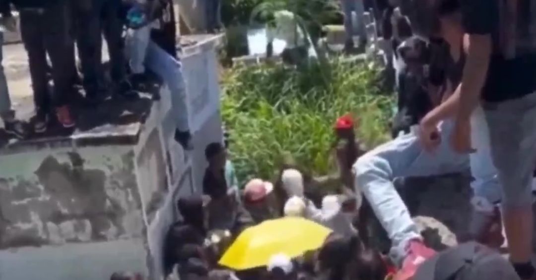 Pelea entre mujeres irrumpe en sepelio