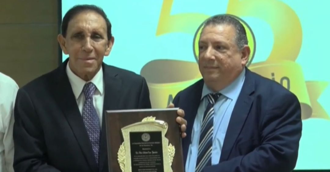Coopnama reconoce al doctor Félix Cruz Jiminián y al creador del libro Nacho en su 55 aniversario