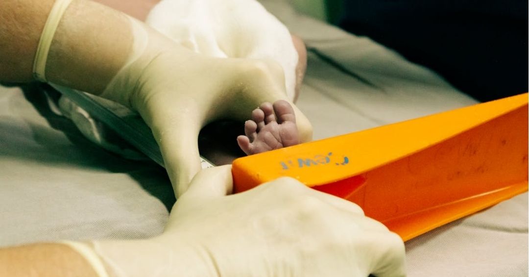 Bebé de días de nacido aparece dentro de caja de cartón en carretera Sánchez