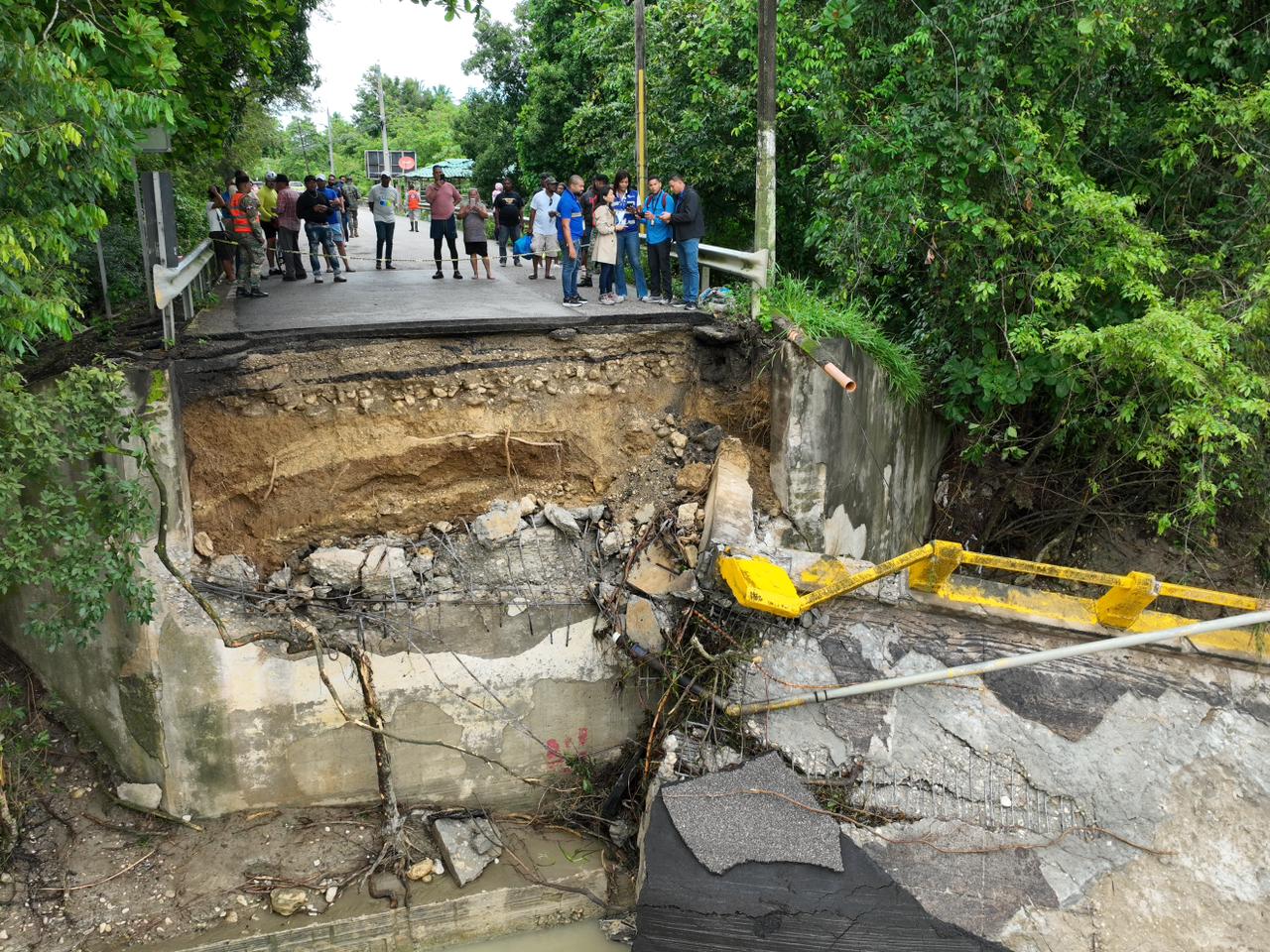 Gobierno inicia demolición del puente colapsado sobre el río Camú en Puerto Plata