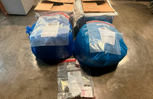 Incautan dos fundas llenas de marihuana con un peso de 35 libras en el AILA