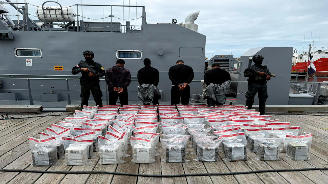 Atrapan cuatro venezolanos con 450 paquetes de presunta cocaína en las costas de Baní