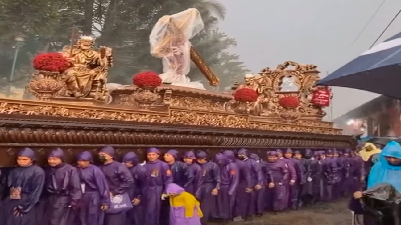 Procesión de Jesús de la Caída desafía fuerte lluvia en Guatemala y se hace viral