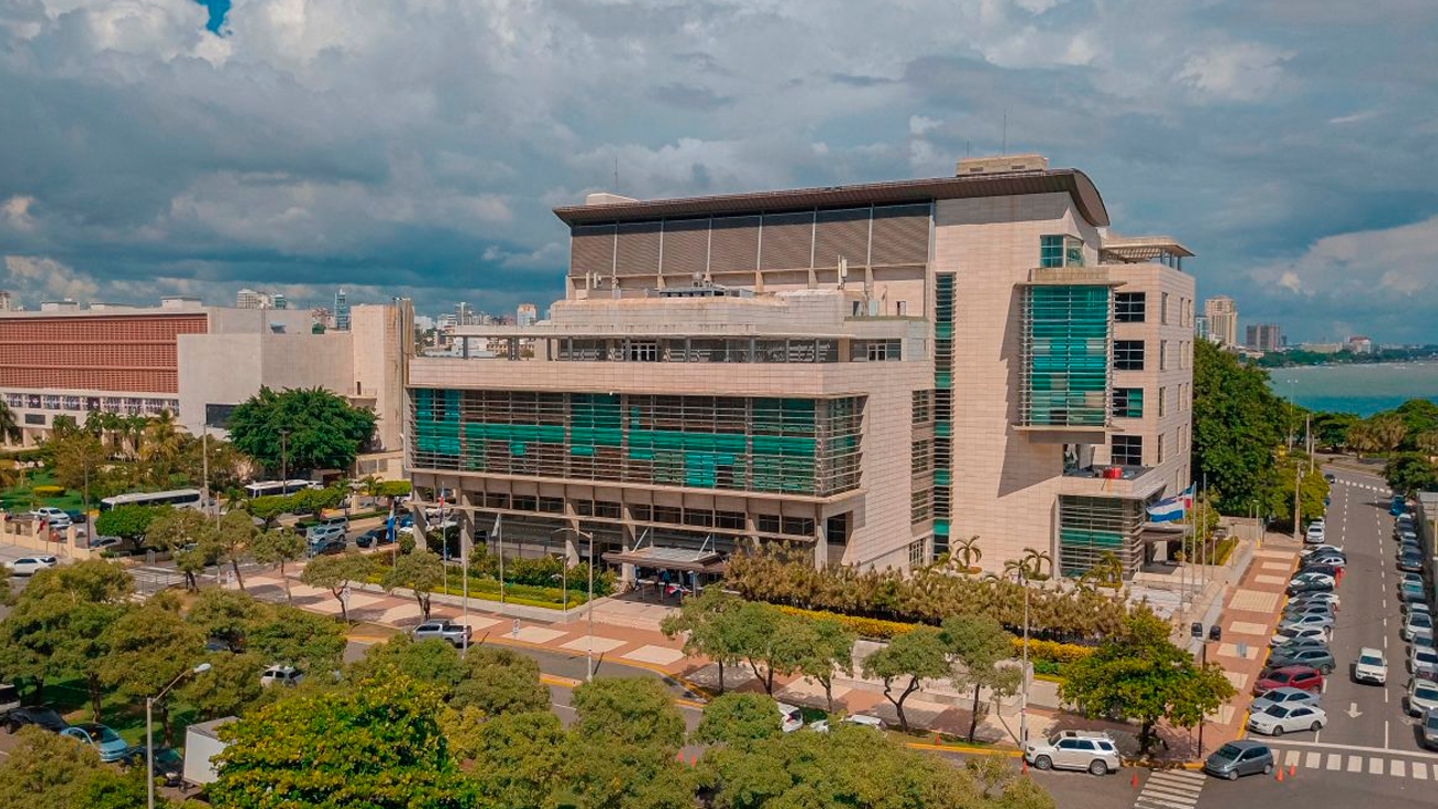 Arrestan en aeropuerto a implicado en red criminal que estafó fondos del Senasa