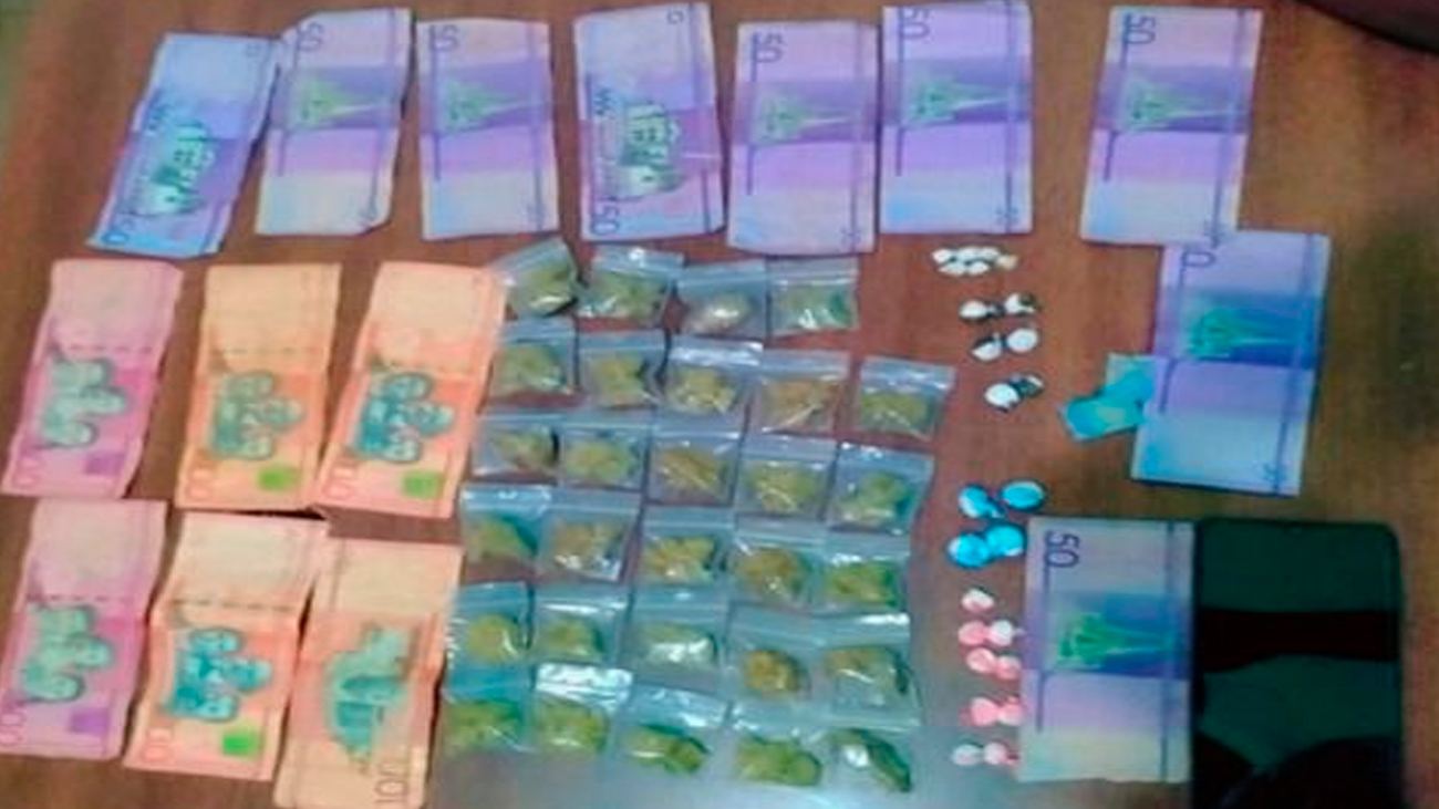 Policía apresa a individuo con drogas, dinero y motocicleta en San Cristóbal