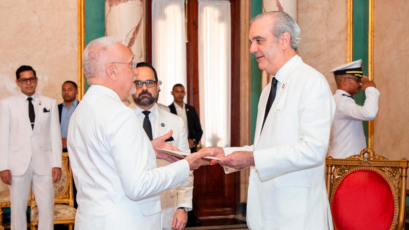 Abinader recibe cartas credenciales de seis nuevos embajadores acreditados