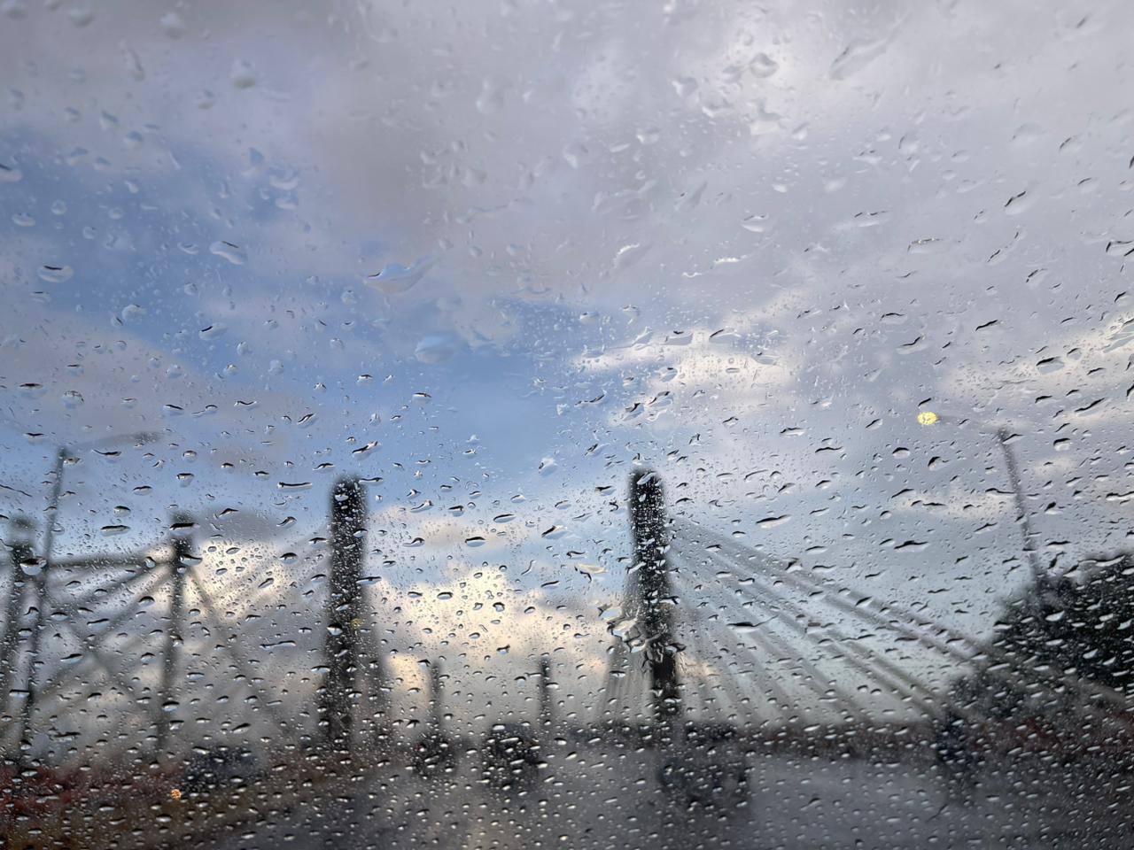Aguaceros, tronadas y ráfagas de viento marcarán el clima de este jueves en gran parte del país