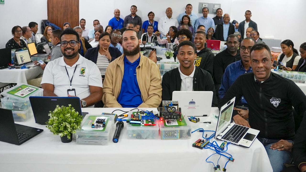 Regional 15 capacita a dinamizadores TIC en robótica educativa con Arduino